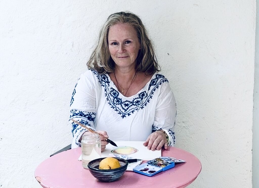 Akvarellimaalauksen opettaja Nina Rantapuu maalaamassa akvarelleilla
